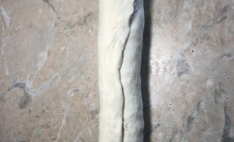 Мини-пицца из слоеного теста с колбасой и сыром