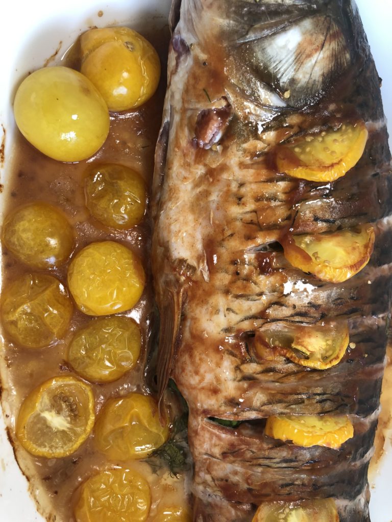 Запеченная рыба в духовке с помидорами под соусом