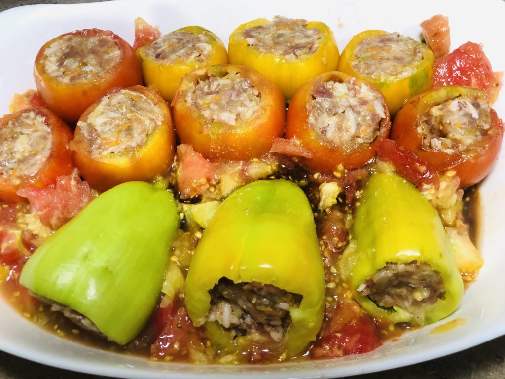 Фаршированный перец и помидоры, запеченные в духовке под томатным соусом